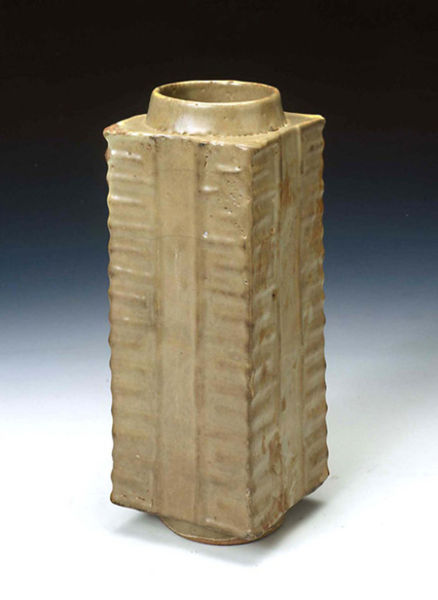 南宋 龙泉窑青瓷琮式瓶 高26.7厘米 浙江省博物馆藏