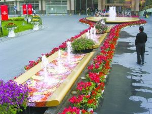 朝陽門外昆泰國際大酒店門口的《花開富貴》噴水池。