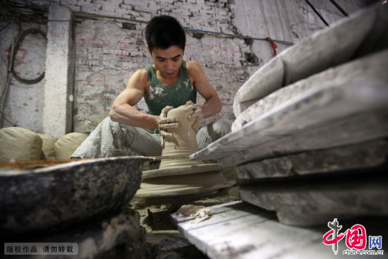 江西省景德鎮藝術瓷廠內，1991年出生的吳望濤在拉坯。中國網圖片庫顏閩航/攝