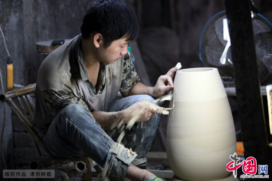 江西省景德鎮藝術瓷廠內，1992年出生的佔金波在利坯。中國網圖片庫 顏閩航/攝