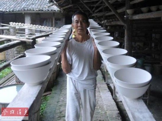 景德镇的手工艺人在展示瓷器制作工艺（图片来源英国《独立报》网站）