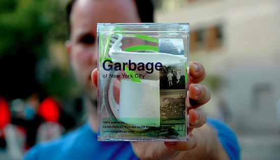 艺术家贾斯汀·吉格纳克拿着自己制作的垃圾袋