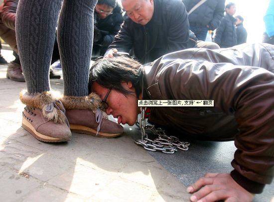行为艺术:武汉3名男子被牵铁链舔女子脚上鞋子
