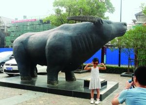 巨型雕塑“中国金融牛”亮相苏州
