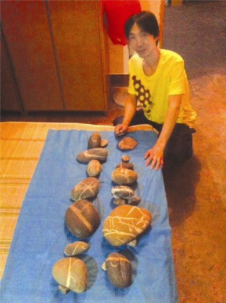 图为：李景涛收藏的十四块奇石，组成诗句“中国长江文化广，万古人文一石中”。