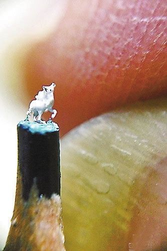 微雕“世界最小白馬”可立於直徑0.2厘米鉛筆芯上