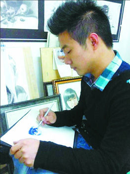 重庆网友傅航正在用圆珠笔作画