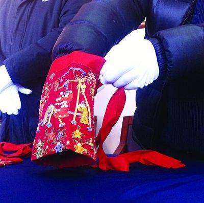 红绸地绣秋千仕女膝祙。