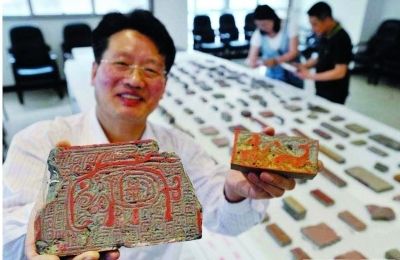 孙智胜展示他的砖雕作品。