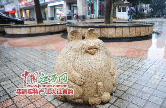 南昌街头龙猫石雕有“雄性生殖器”