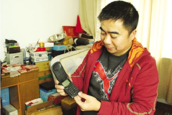 潘伟云向记者介绍他收藏的手机。