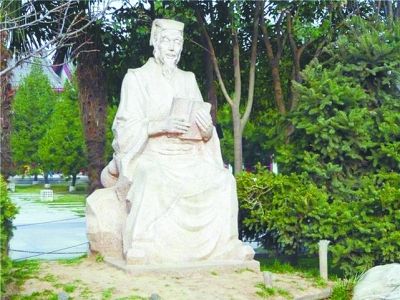 近日，细心的西安市民韩先生发现，大雁塔北广场孙思邈雕塑手上拿的那本书有点问题。