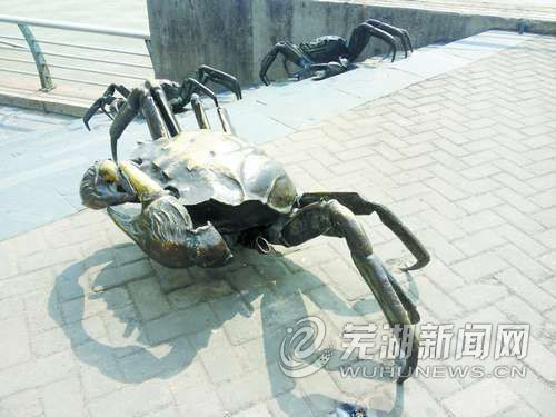 雕塑公园里断腿的螃蟹雕塑