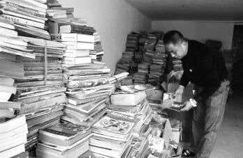 其中一个车库里,堆放着约有八吨旧书,是他二十年来花费心血淘来的。　本报记者　王传胜　摄