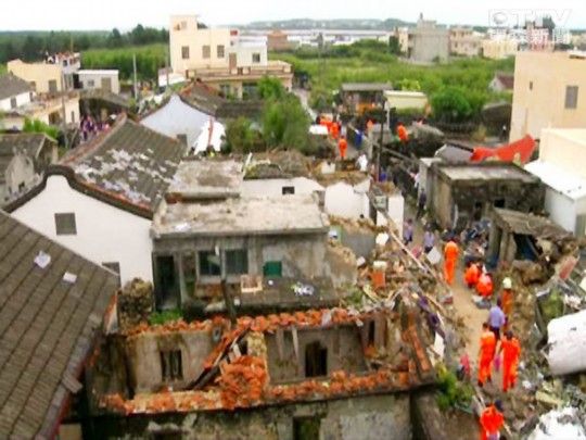 西溪村在7月23日晚间发生飞机坠毁事故，14户民宅受到波及，其中包含多户百年古厝。（图片来自台媒） 