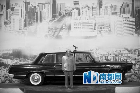 ●深圳市博物馆展出邓小平的蜡像以及他于1984年在国庆阅兵仪式上乘坐的车辆。
