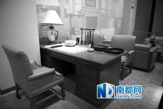 ●1984年和1992年，邓小平两次视察深圳时均下榻迎宾馆桂园楼，这些都是他所使用过的办公用品和家具。