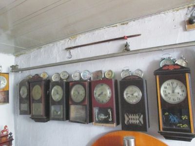 周先生收藏的老式钟表。记者刘秀波摄