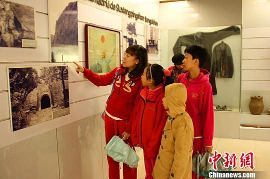 图为石家庄市范西路小学的师生在参观白毛女艺术陈列馆。 艾广德 摄