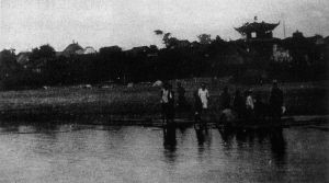 1938年汉中至成都，途经宝轮院，雨后小溪无法通过，临时搭建浮桥的情形