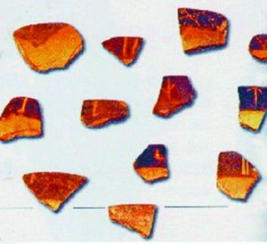 西安半坡遺址出土的新石器時代刻有符號的彩陶片。