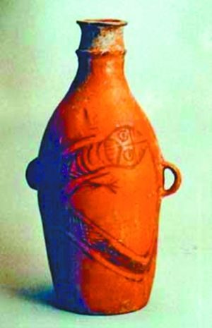 甘肅省甘谷縣西坪出土的新石器時代人面龍身紋瓶。