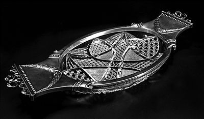 俄罗斯银边大水晶盘，为俄罗斯国家制作的最为精美制品之一。使用大块水晶精心雕刻而成，上面刻满粗细不同、深浅不等、错落有致的花纹。再镶在银边上，更显精美华贵。