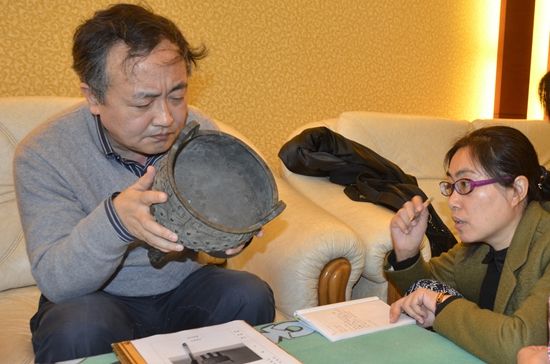 青岛博物馆馆藏文物鉴定现珍品:多为古籍青铜