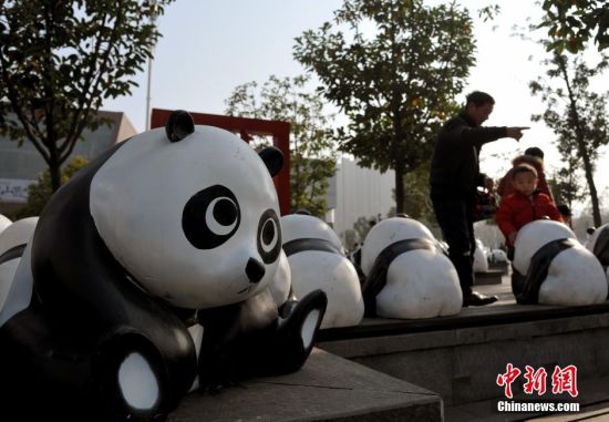 千只熊猫雕塑合肥街头集体卖萌