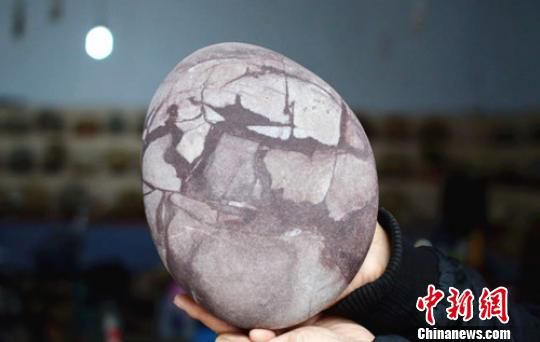 奇石爱好者李朝末将这个石头命名为阿拉丁神灯。　喻熹　摄