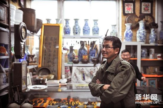 王锦思在长春一间古玩店内挑选店内藏品（12月5日摄）。 
