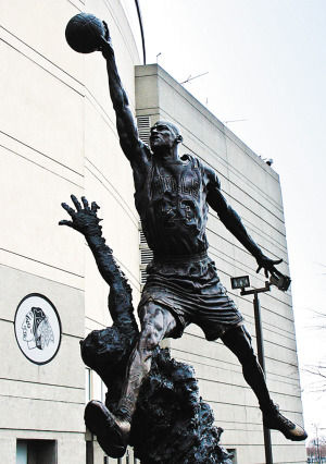 乔丹雕像。图片来源：都市时报。