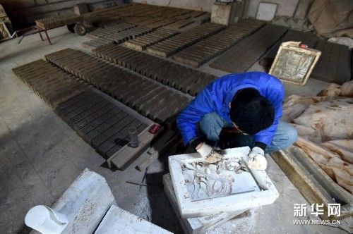 工人在襄汾县赵康镇牛席村一砖雕厂雕刻模具