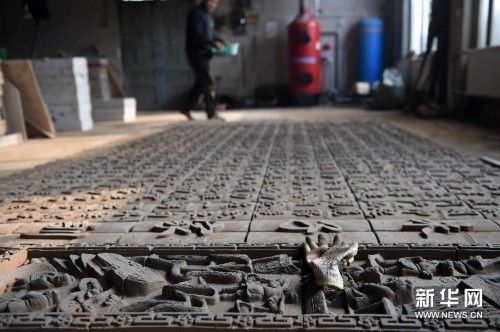 在襄汾县赵康镇牛席村一家砖雕厂，工人走过新制成的“朱子家训”砖雕