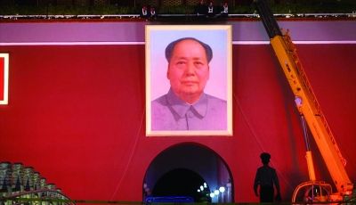 2012年9月29日凌晨，工作人员正在更换天安门城楼上的毛泽东画像。