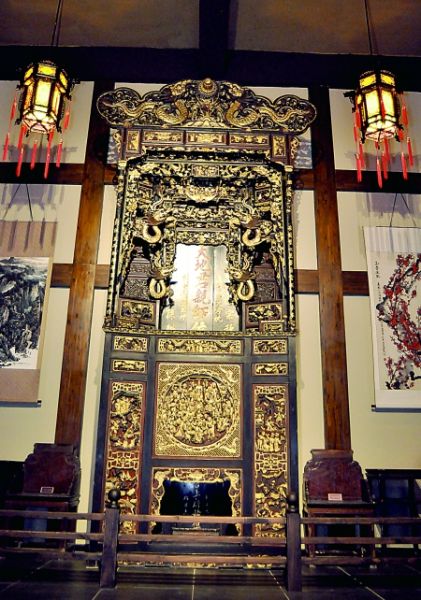 满金雕花家神龛 被誉为“中国第一龛”，国家二级文物，现藏于渝北区文物管理所。