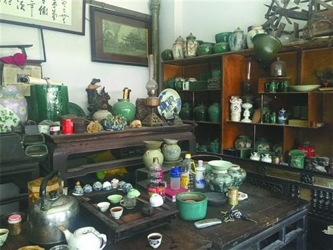 古玩店里陈列着各式各样的古董。 