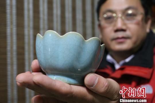 1月30日，河南鄭州，市民金先生展示家傳的一件宋代汝窯天青釉荷口注碗。　楊正華　攝