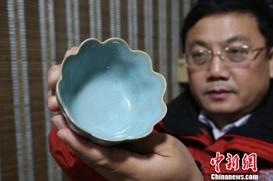 1月30日，河南鄭州，市民金先生展示家傳的一件宋代汝窯天青釉荷口注碗。　楊正華　攝