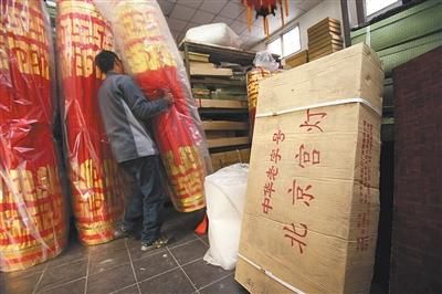 2月17日，北京市美术红灯厂仓库内存放的宫灯有一人多高。