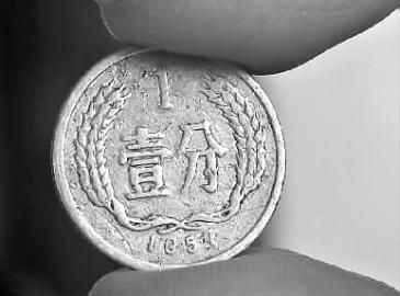 硬幣上印著“1057” 新文化記者白石攝