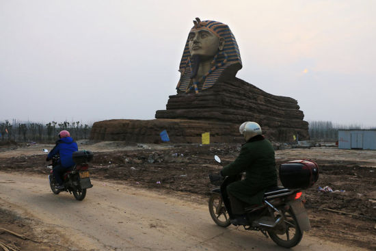 2015年3月3日，安徽省滁州市，两名骑着摩托车下班的工人从山寨版身人面像前经过。