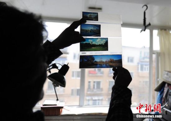 3月12日，赵永生展示自制相机所拍摄的照片。张瑶 摄