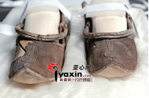 已经修复好的这双1400 年前的皮鞋的鞋面。亚心网记者首席张万德摄