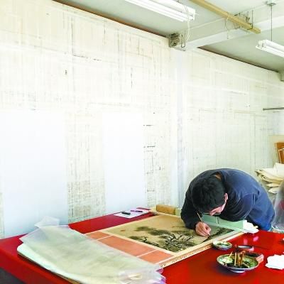 64岁故宫医画人工作40年 曾修复世界最早绢本绘画 