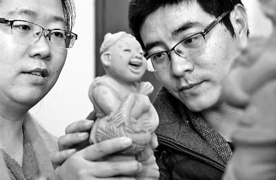 3月26日，李亚伟、王莲正在探讨泥塑作品创新技艺，小夫妻在传承“非遗”技艺上特别用心。