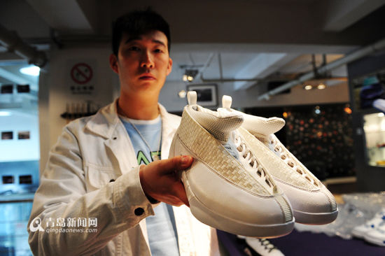 辛悦帅向记者展示全球仅有一双的纯白色‘乔丹15代’球鞋。（孙志文 摄）