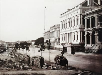 1865-1868年间的外滩，左侧的瓦砾泥地就是今天黄浦公园的所在。