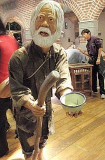 宜兰兰阳博物馆展览区展示一座老乞丐人偶。