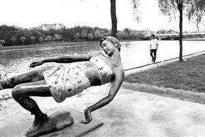 昆丽河畔的女雕塑